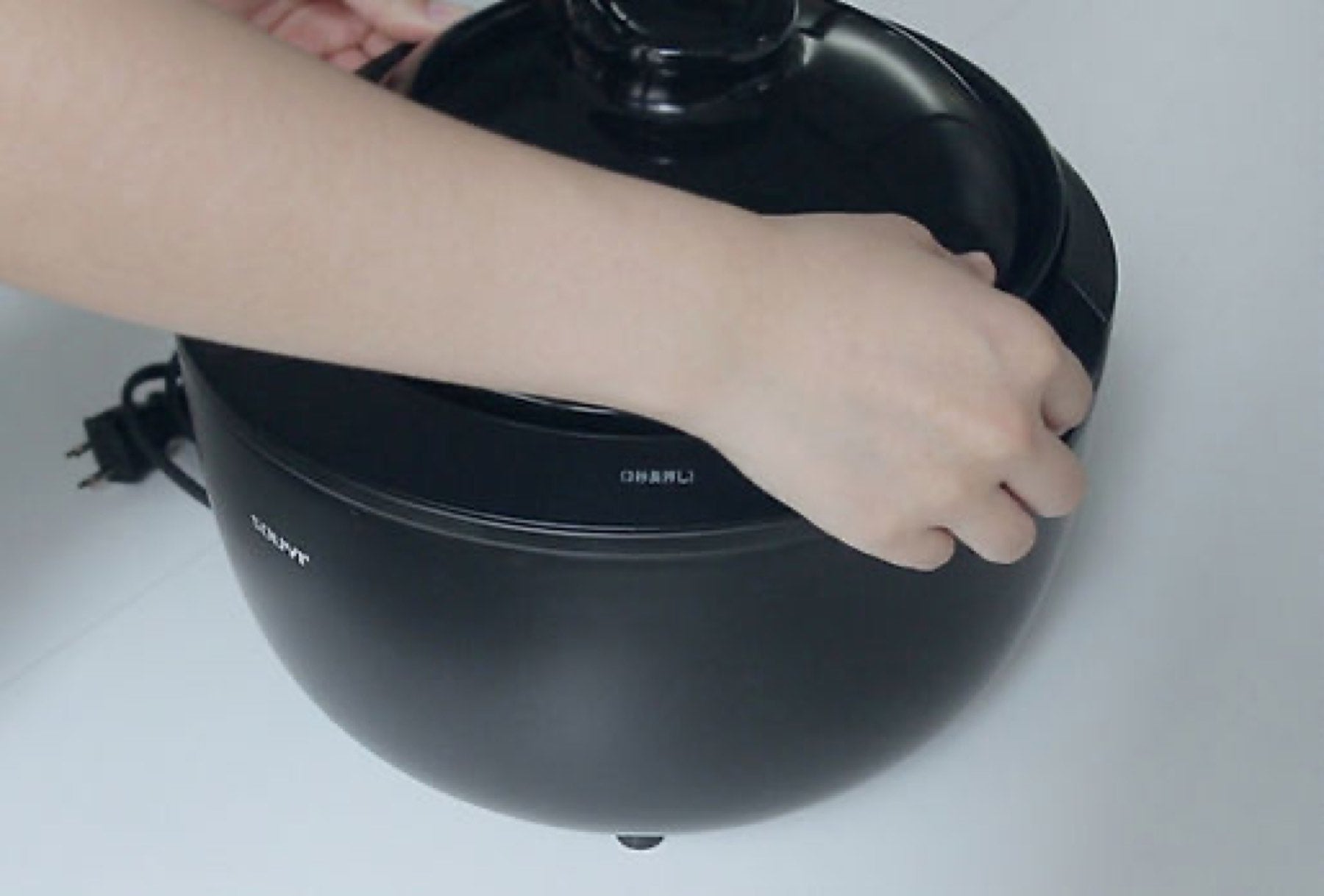 KAMANO DONABEの内釜をセットする様子