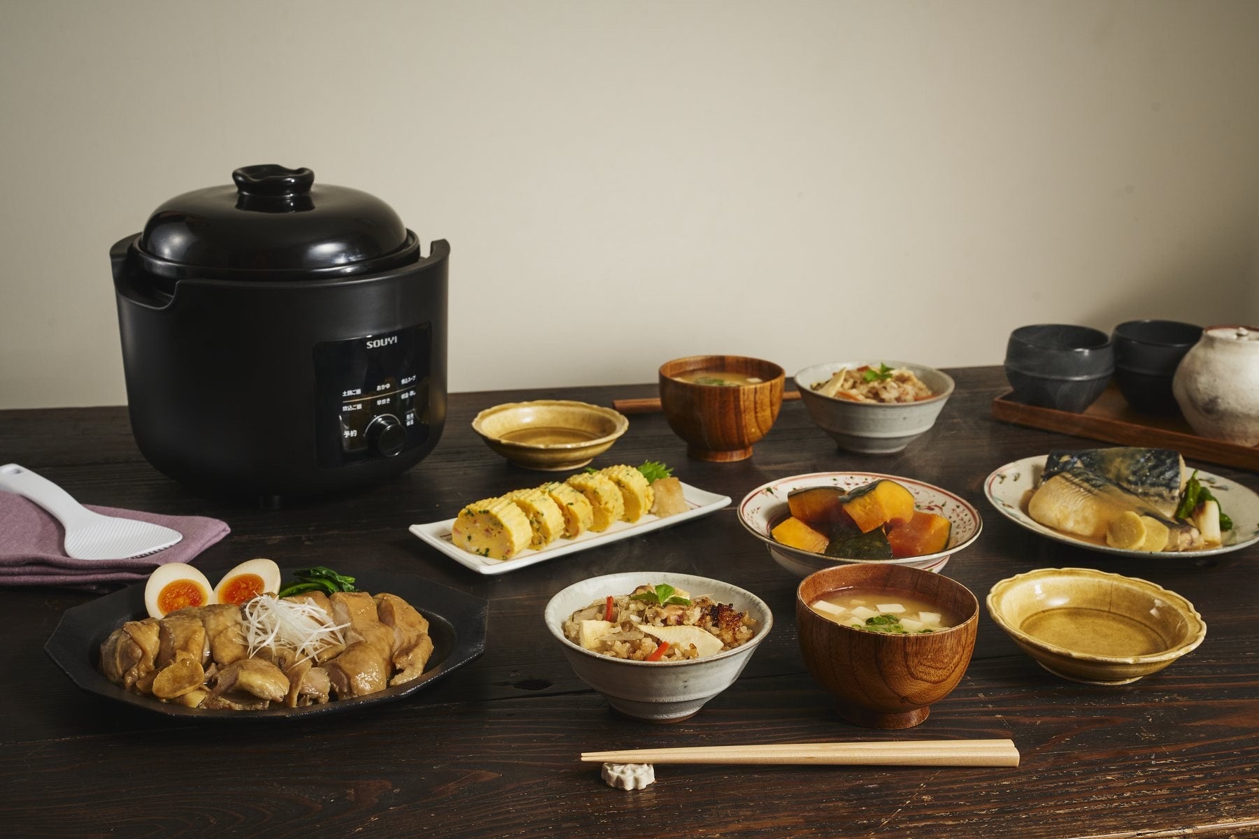KAMANO DONABE 2合モデルと料理が並ぶ食卓