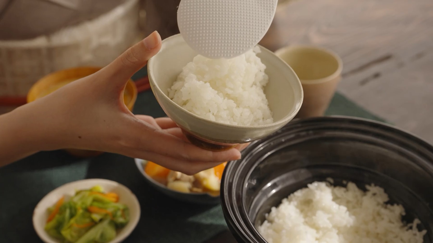 炊きたてのごはんをよそう様子